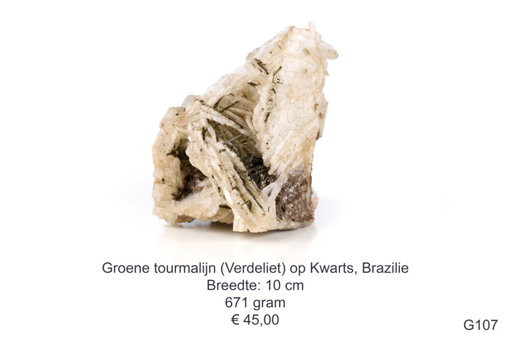 Groene tourmalijn op kwarts